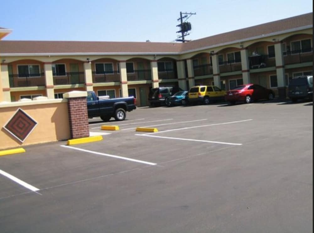 Americas Deluxe Inn 26/32