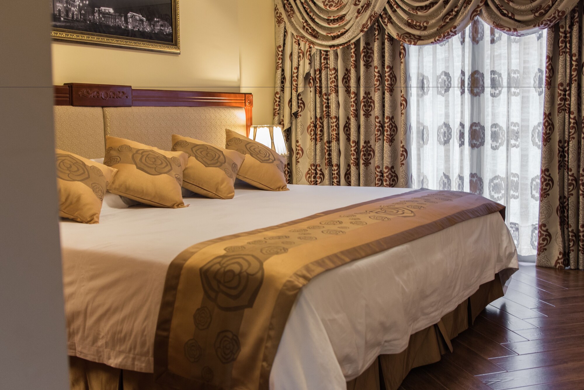 ROOM, KING BED