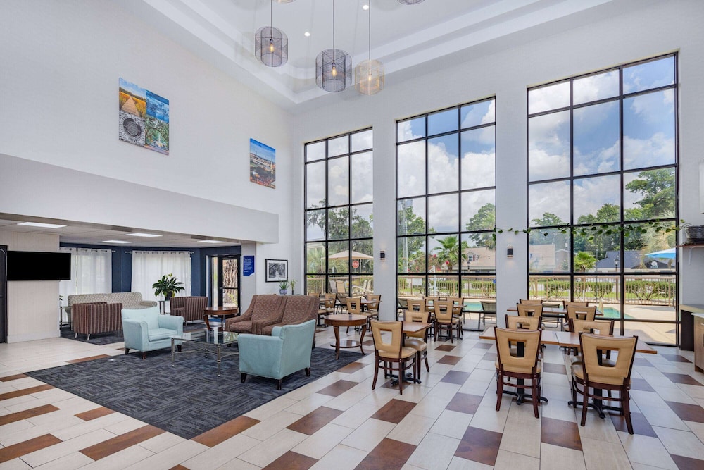 Days Inn & Suites by Wyndham Savannah Midtown 42/56