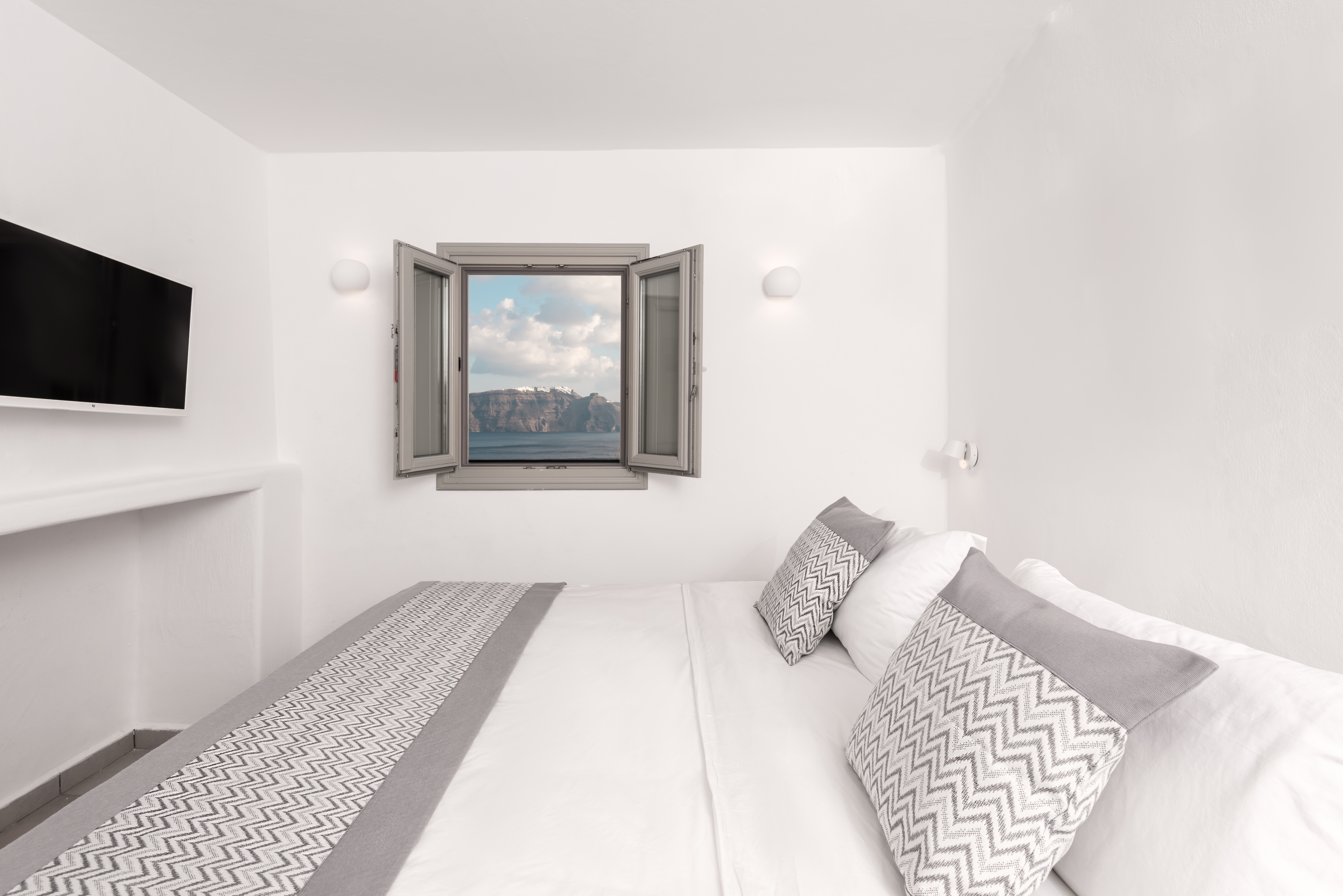 PETITE, DOUBLE BED, CALDERA AND SEA VIEW
