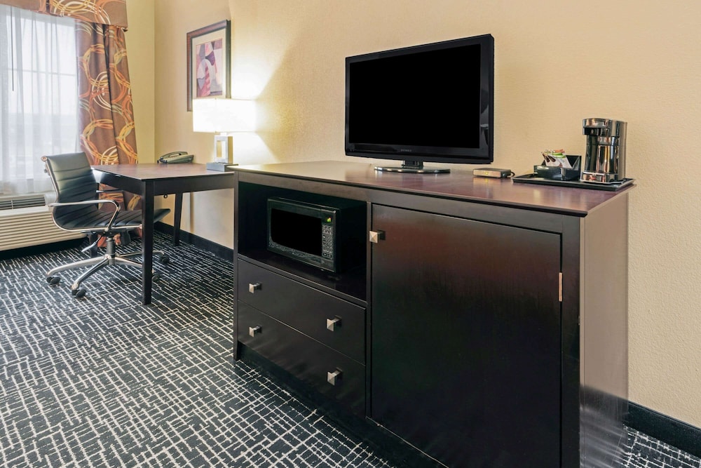 La Quinta Inn & Suites by Wyndham McAlester 38/45