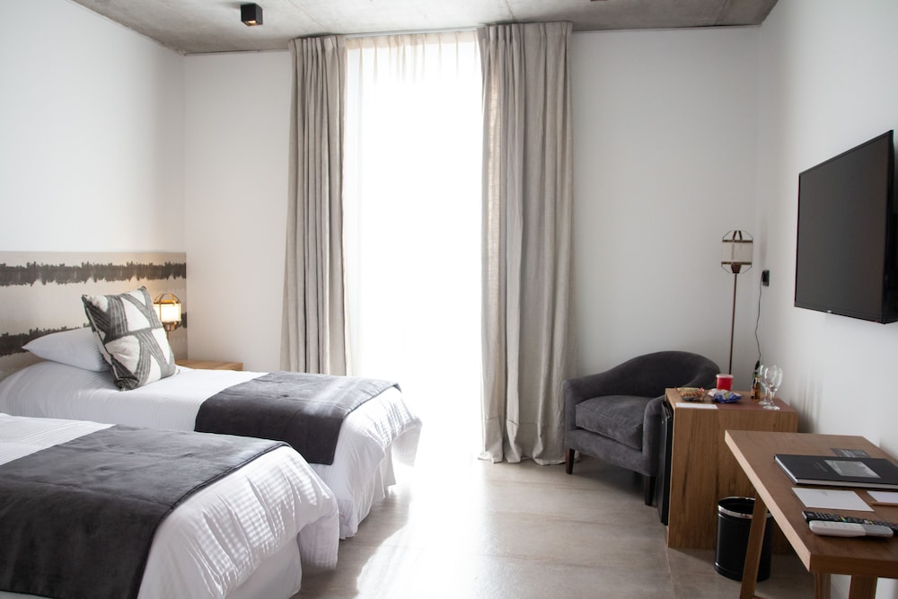 ROOM, TWIN BEDS