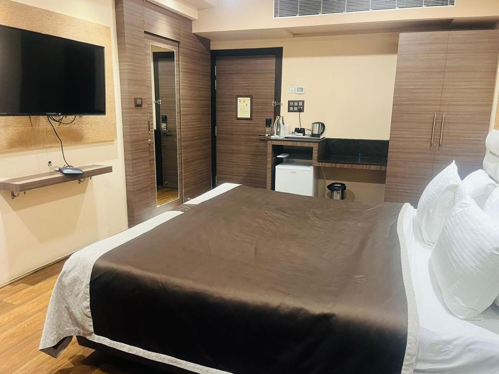 Oyo Premium Paltan Bazar 29/49