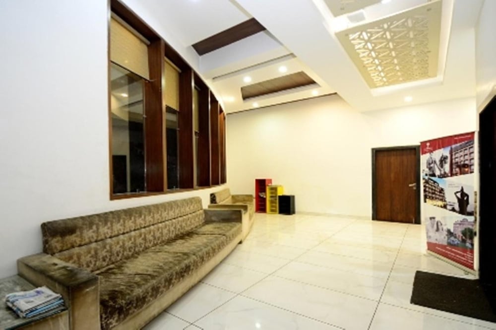 Crimson Park Shripriya Hotel 23/32
