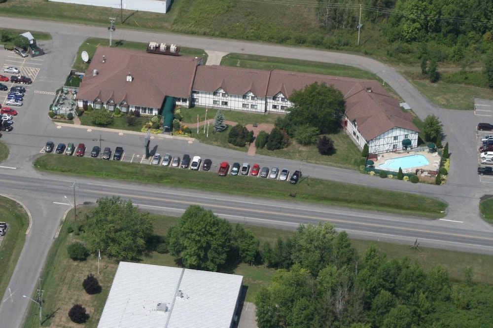 Mcintosh Country Inn & Conference Centre 66/69