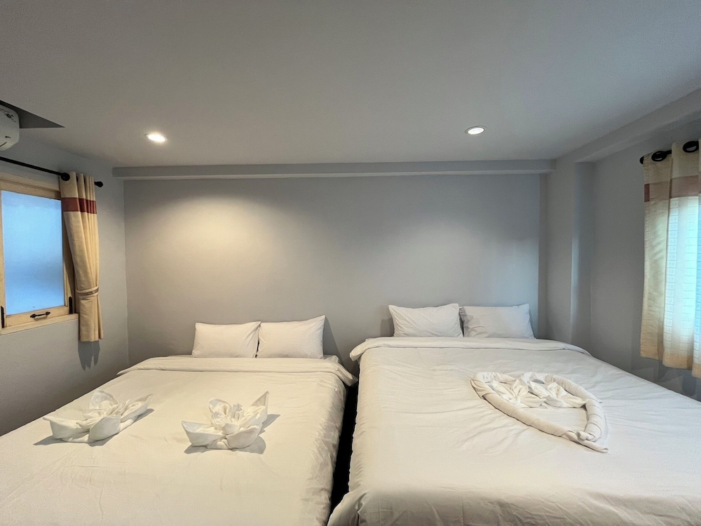 ROOM, QUADRUPLE