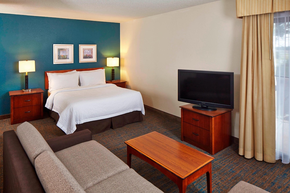 Studio, Queen Bed, Sofa, Accessible
