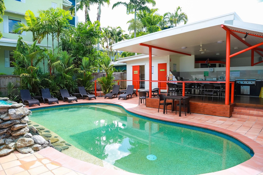 PORT DOUGLAS MOTEL 65/73
