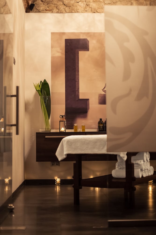 QUEEN BOUTIQUE HOTEL 34/62