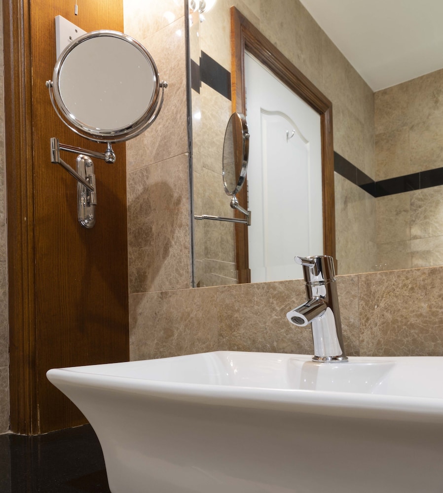 The Schull Harbour Hotel 55/56
