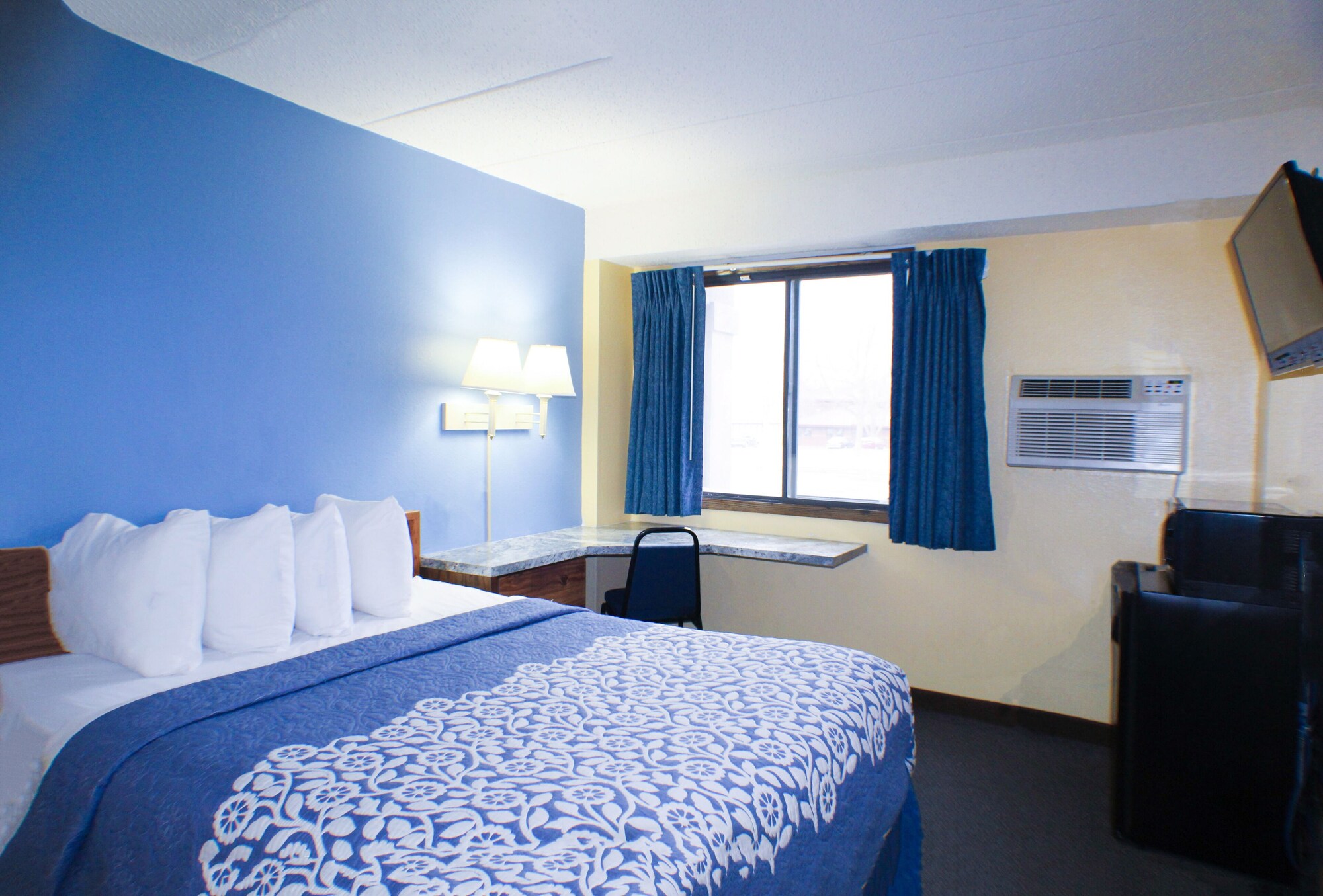 STANDARD, QUEEN BED