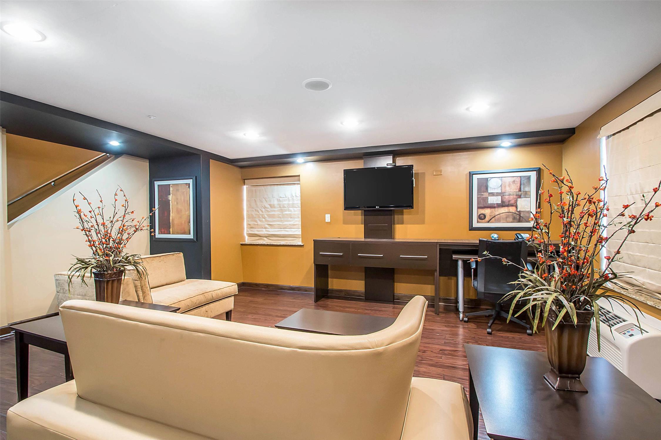 Clarion Inn Elmhurst - Oak Brook near I-88, I-290, I-294 25/43