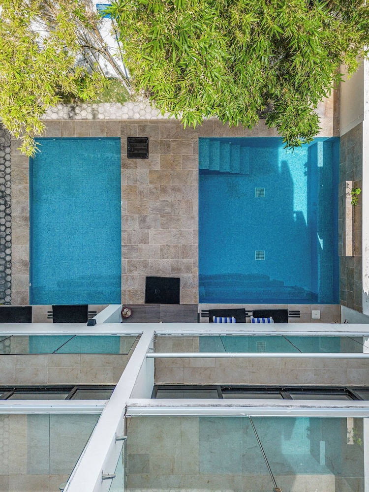 Velas Condos 23/48