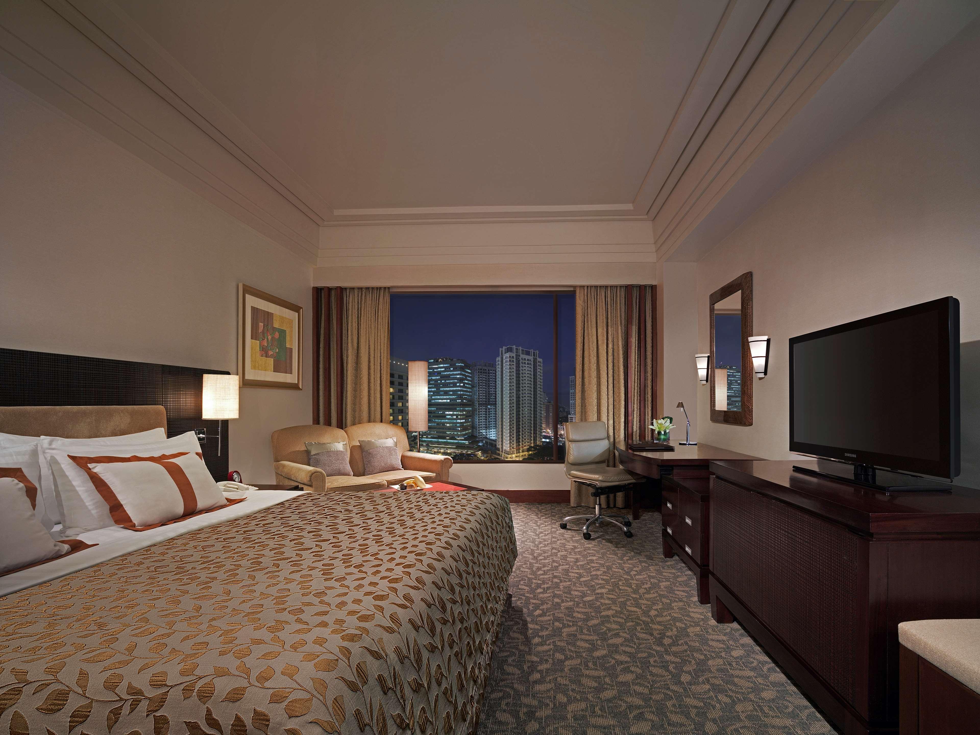 غرفة ديلوكس بسرير كينج بإطلالة على الحديقة، EDSA Shangri-La Manila 2/4
