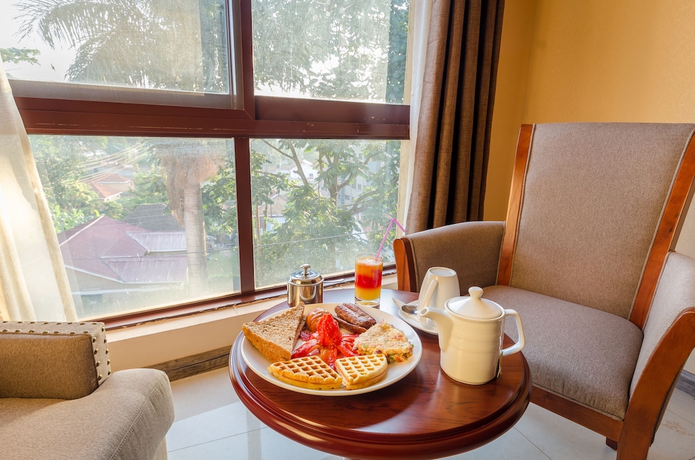 HILLSIDE PLAZA HOTEL 40/66