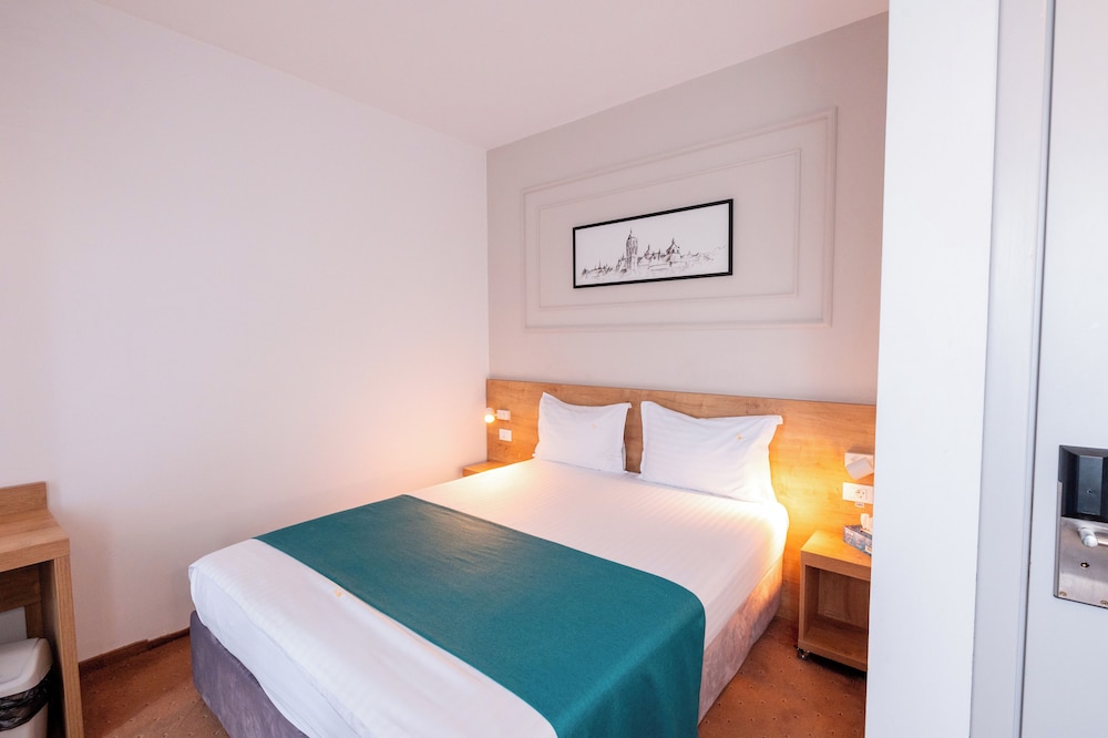 ROOM, QUEEN BED