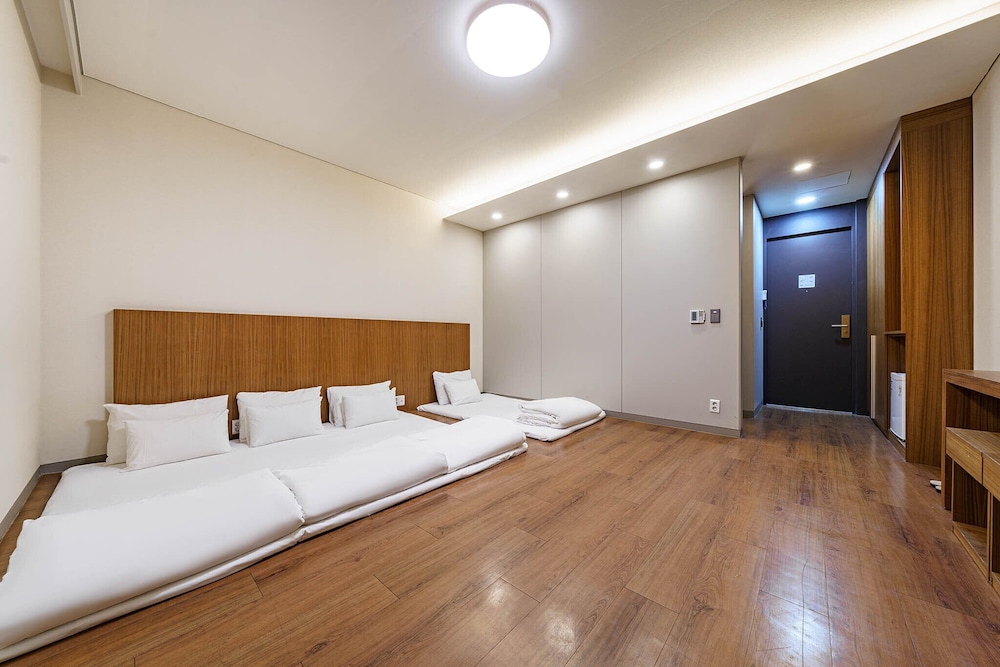 Korea Tourist Hotel 10/61