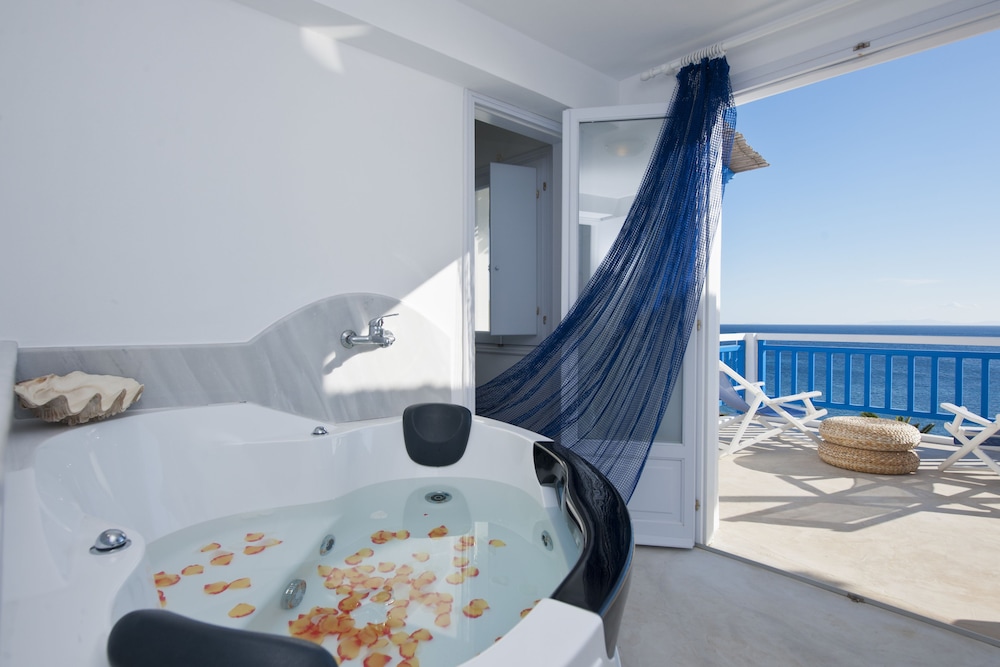 Dolphin Antiparos Villas and Suites 10/50