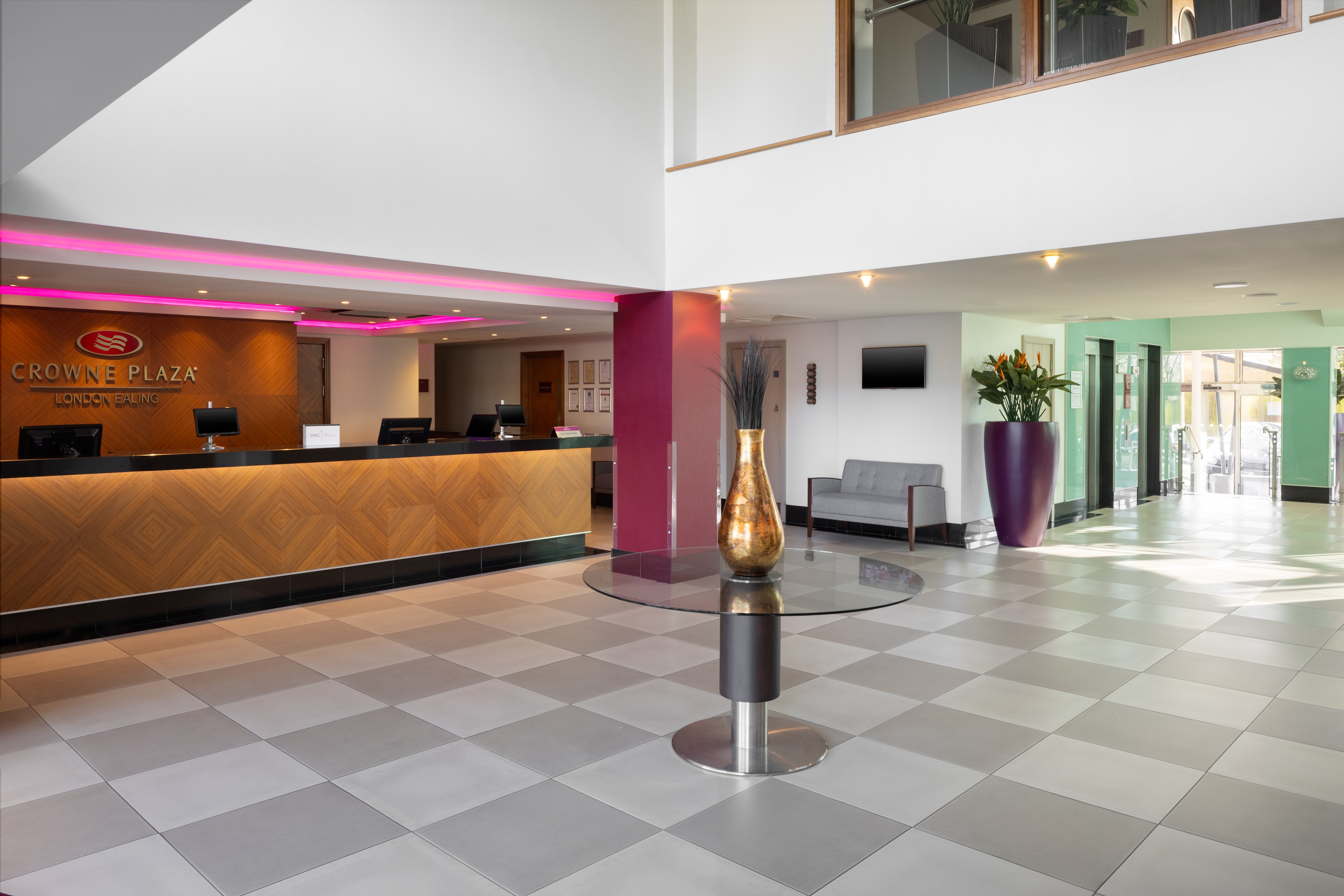 Crowne Plaza Ealing 8/76