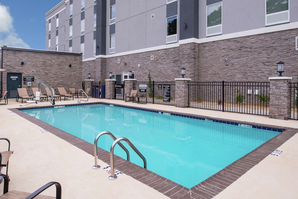Hampton Inn Benson Nc 27/66