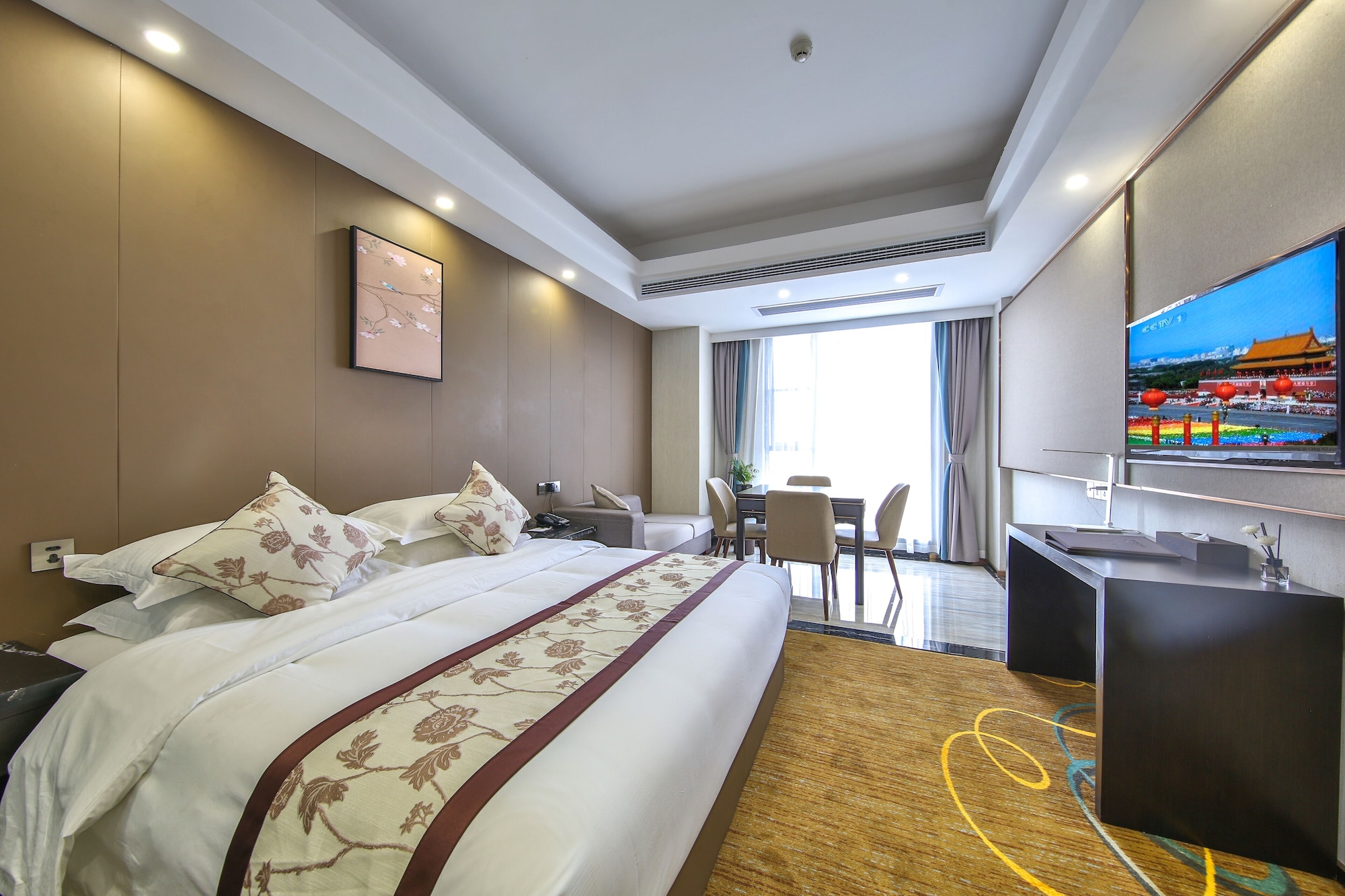 DELUXE, KING BED, SMOKING