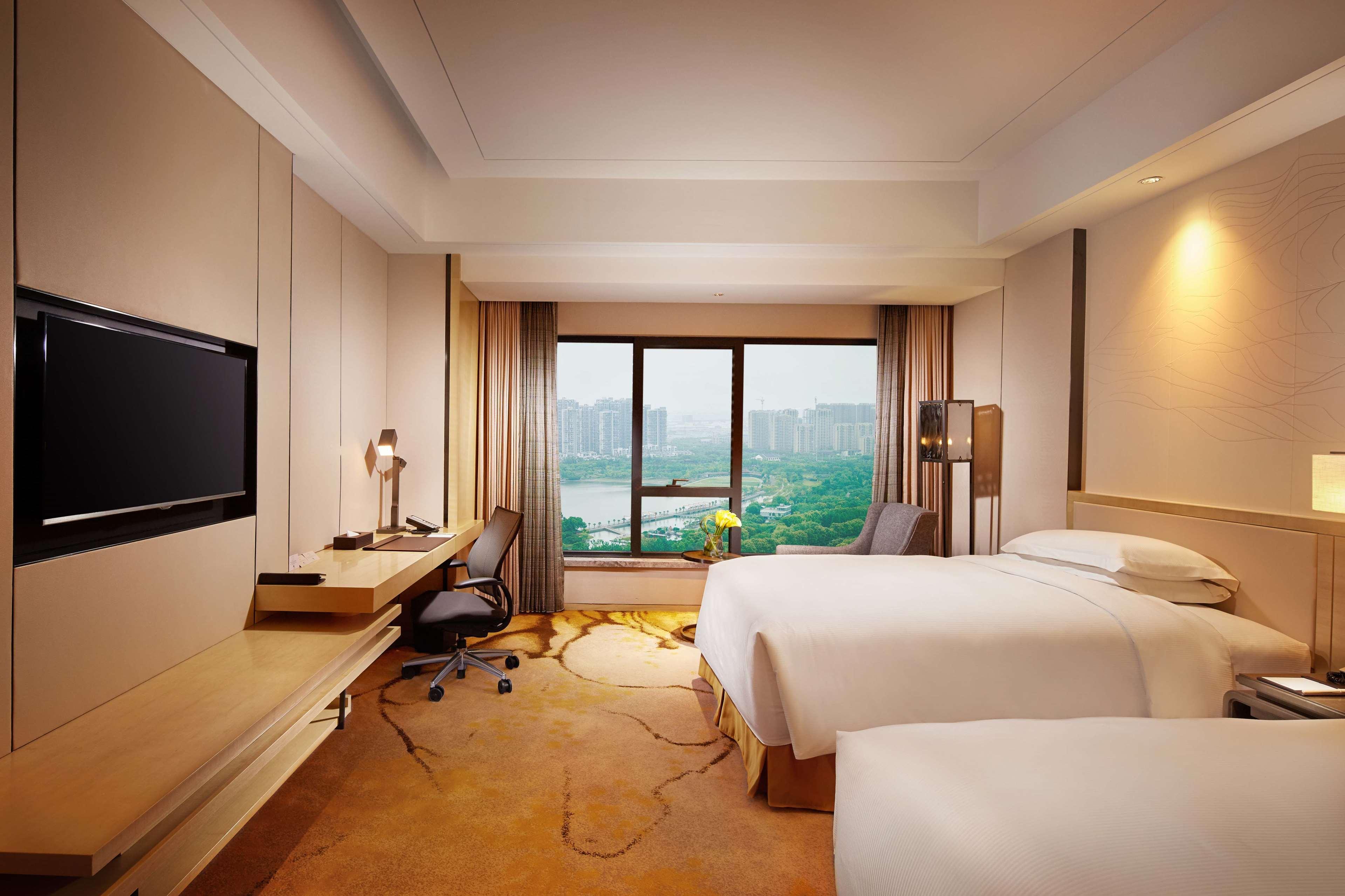 EXECUTIVE, TWIN BEDS, LOUNGE ACCESS
