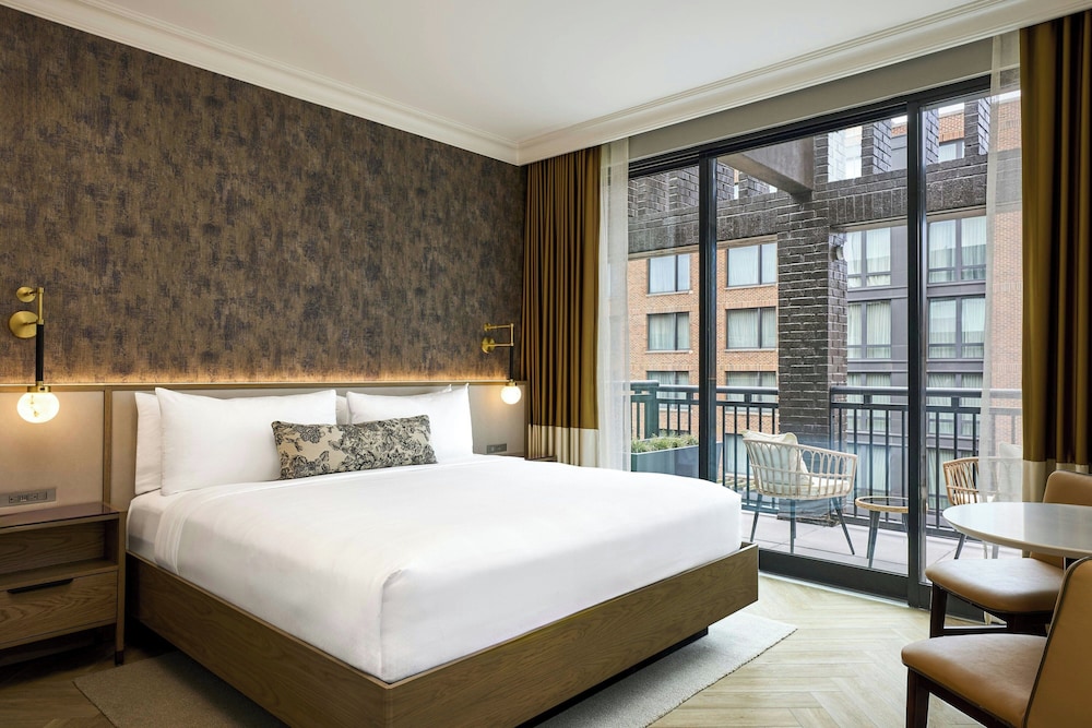 غرفة بسرير كينج بشرفة، Canal House of Georgetown, a Tribute Portfolio Hotel 2/5