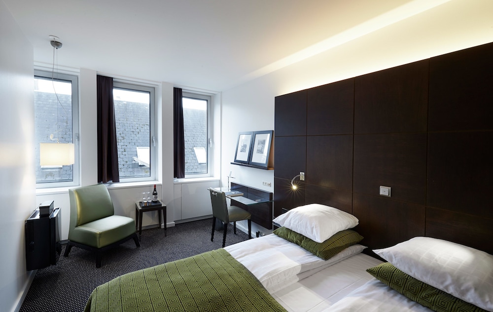 Square Hotel 38/43