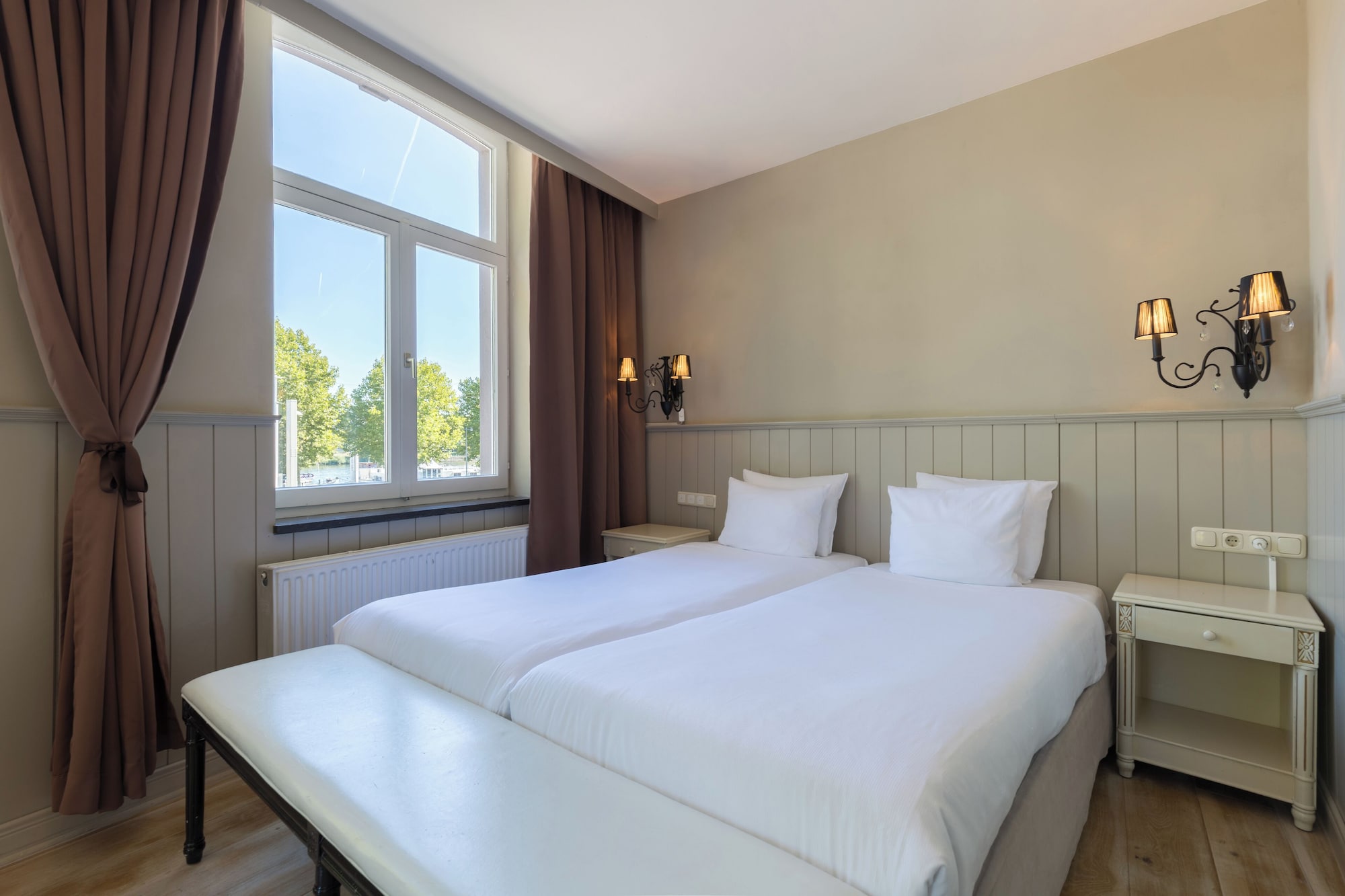 DELUXE, DOUBLE BED