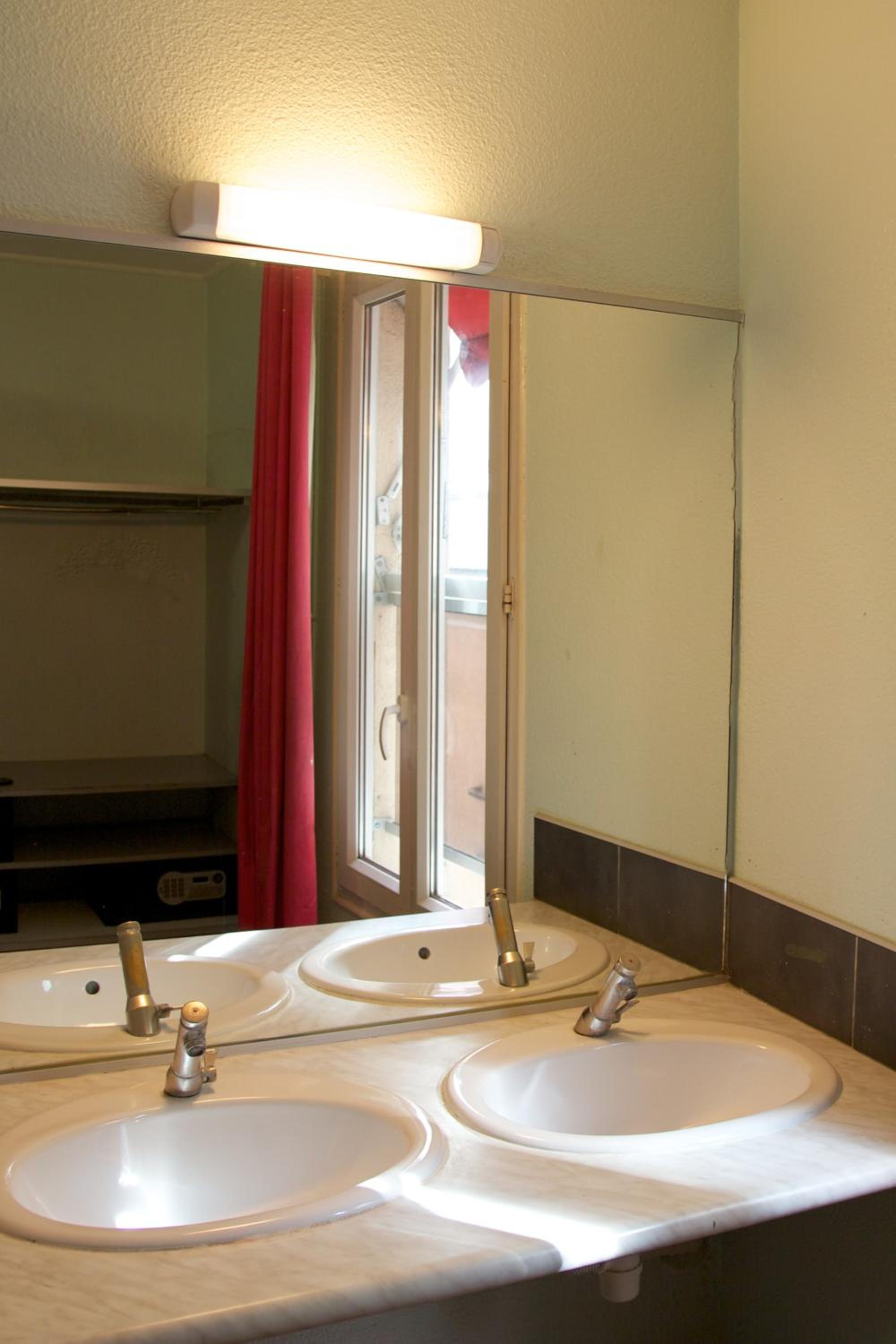 Room, Triple, Shared Bathroom, Auberge Internationale Des Jeunes 8/10
