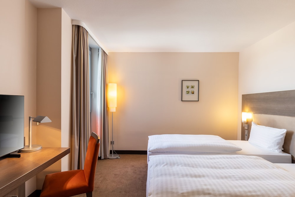 ROOM, TWIN BEDS