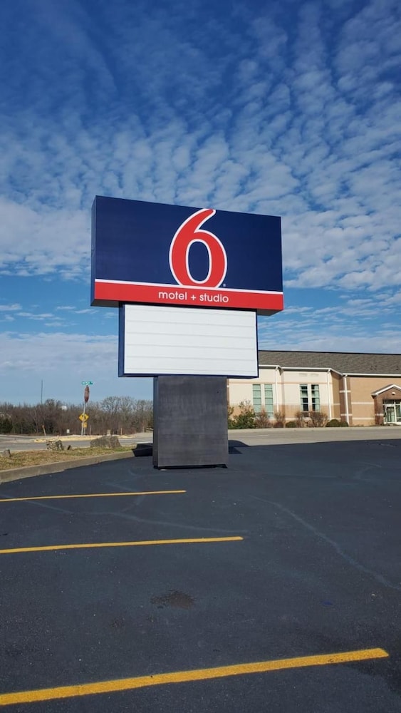 Motel 6 Branson West Silver Dollar City 51/58
