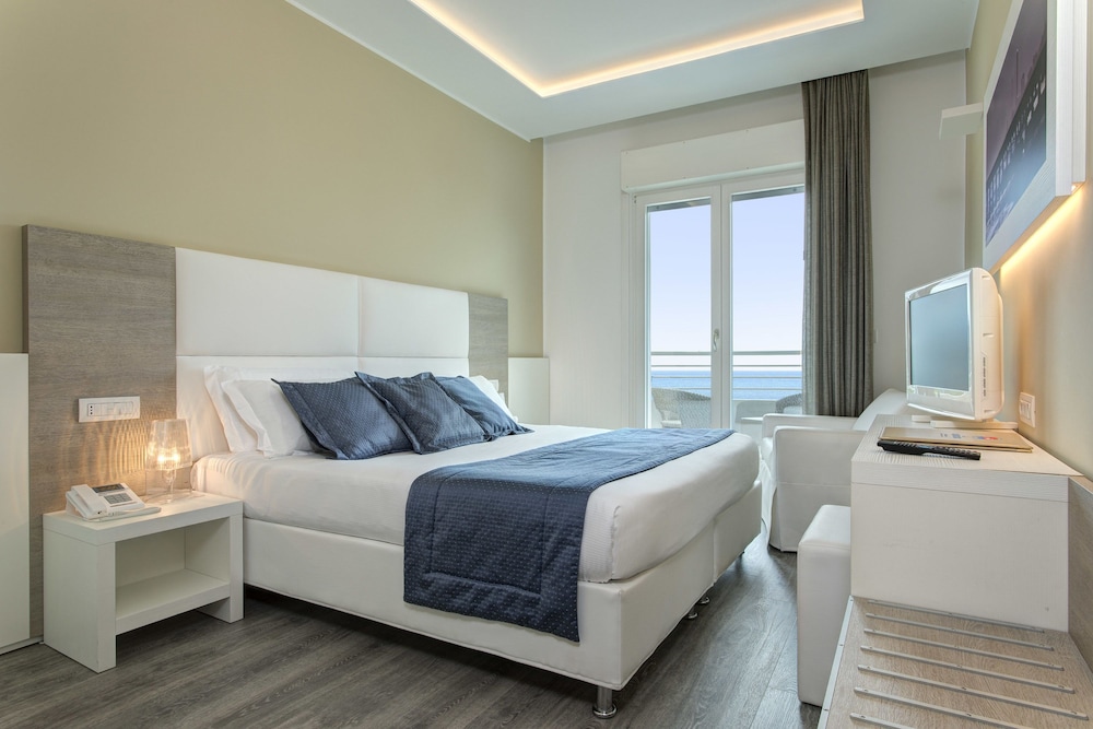 غرفة رومانسية بسرير كينج بإطلالة على البحر بغرفة نوم واحدة، Hotel Aurora 2/7
