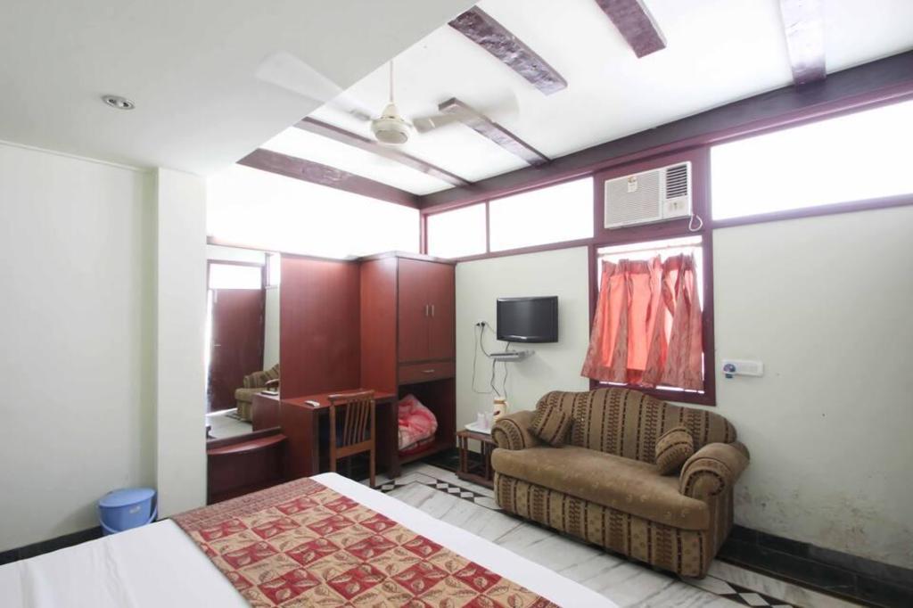 HOTEL S R PALACE 9/17