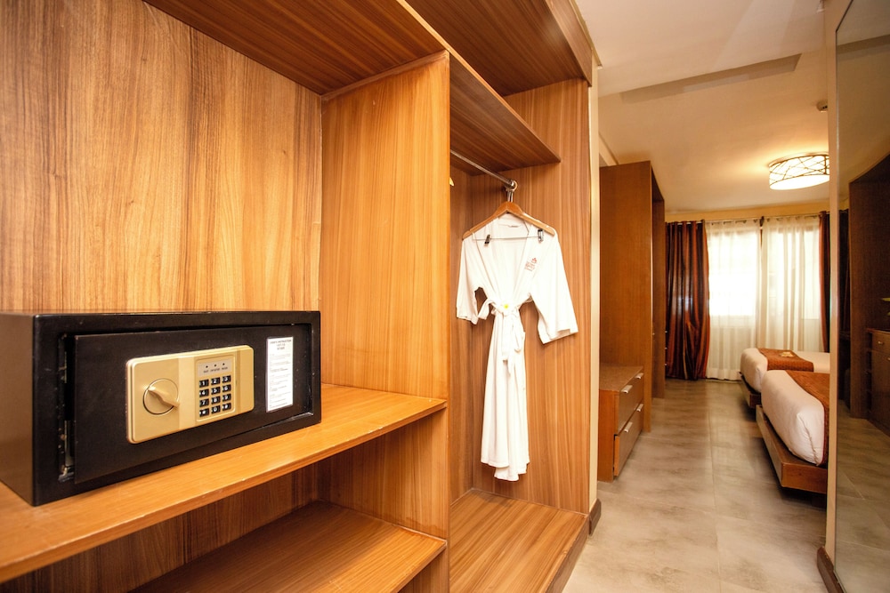 Crown Regency Beach Resort Boracay 44/75