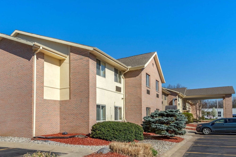 COMFORT INN AND SUITES PAW PAW — 2