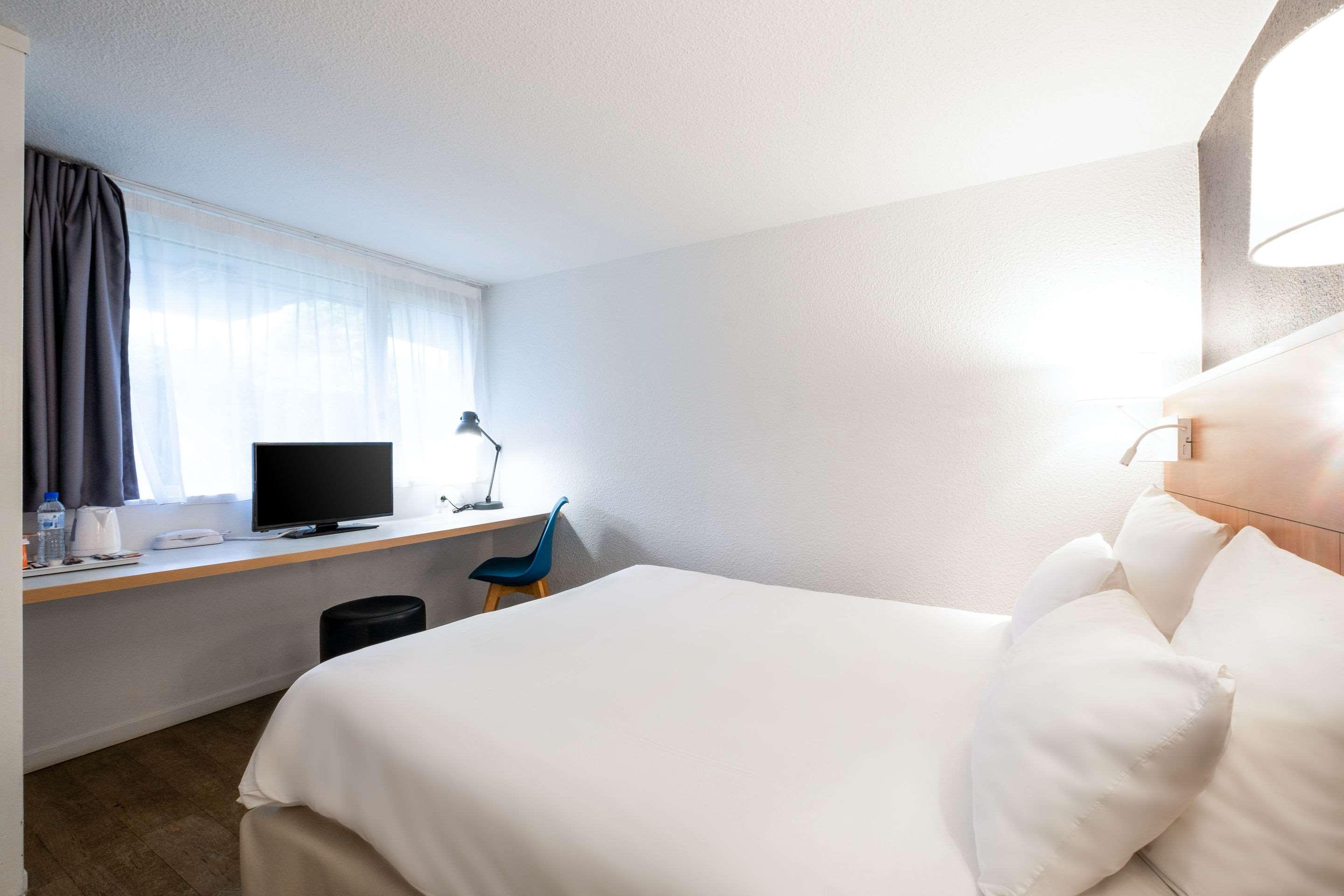 ROOM, QUEEN BED