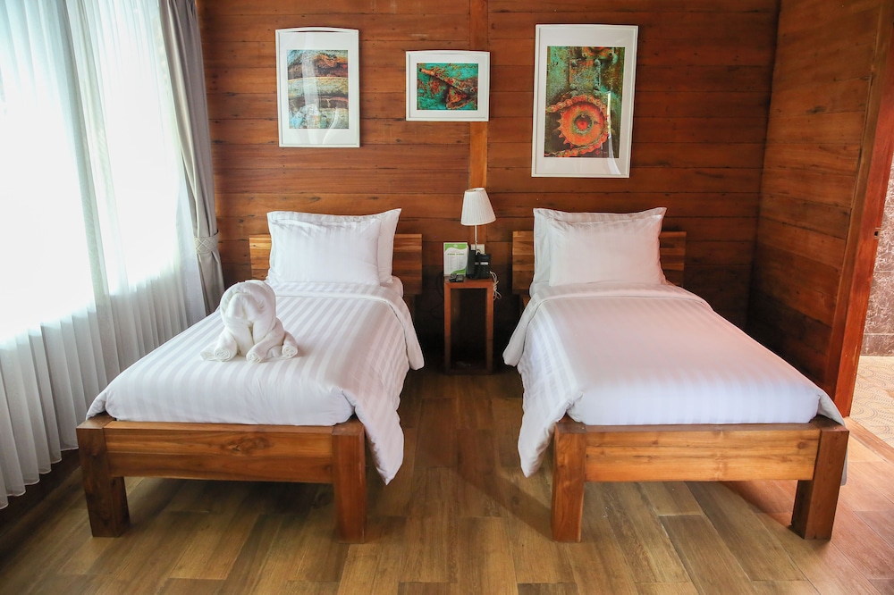 Avery Coconut Island Hotel and Beach Resort 8/47
