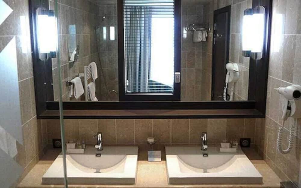 غرفة غراند كبيرة بسريرين منفصلين بإطلالة على البحر، Le Grand Hotel Des Thermes 2/2