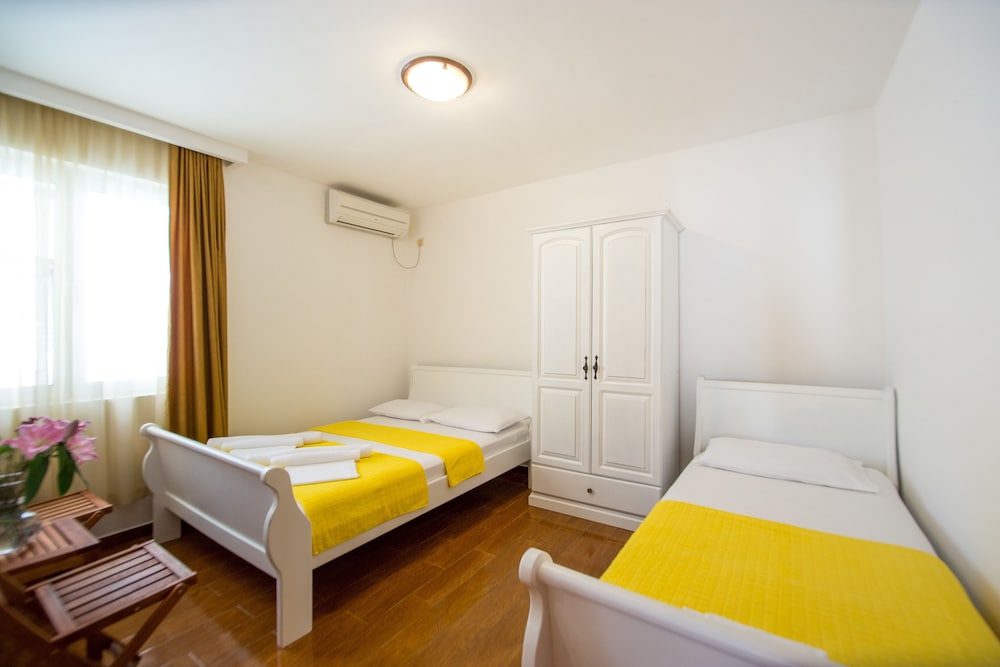 COMFORT, TRIPLE, MULTIPLE BEDS, HILL VIEW