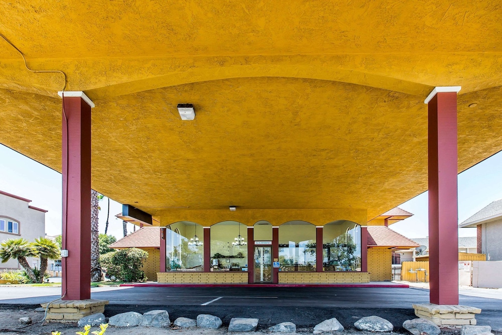 Rodeway Inn & Suites Canyon Lake Menifee West 52/62