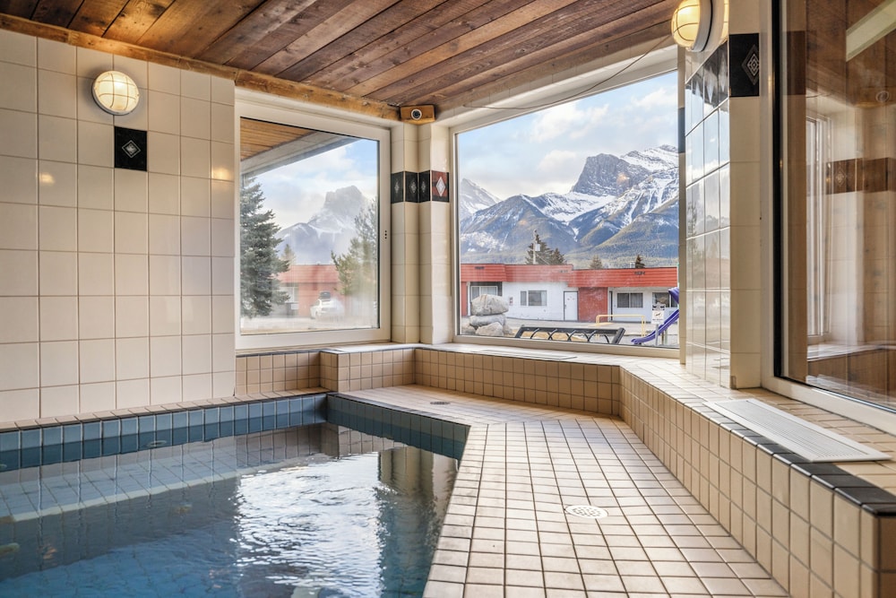Canmore Rocky Mountain Ski Lodge 87/118