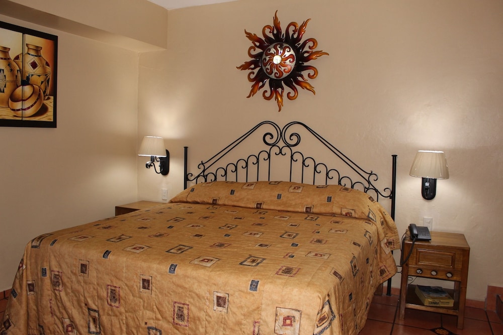 ROOM, KING BED