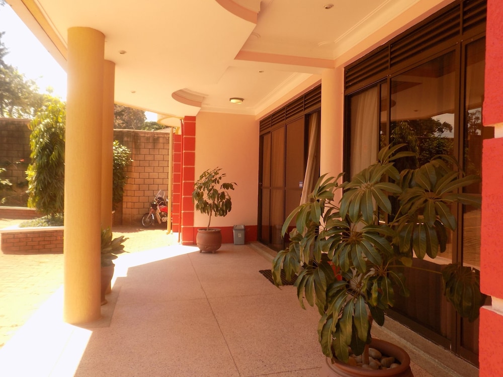 Entebbe Travelle'rs Inn 11/50