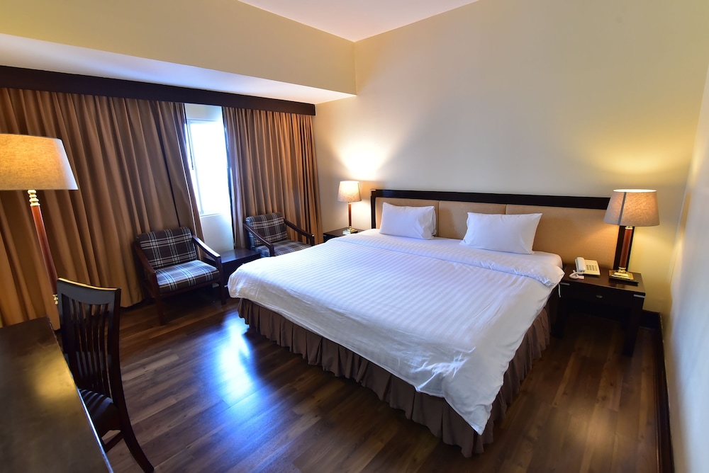 New Season Hotel 12/46