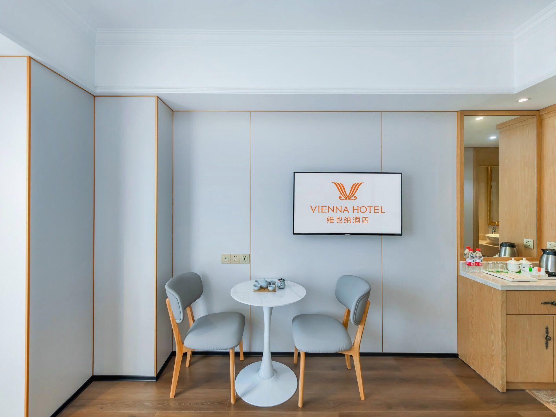 Vienna Hotel (Chongqing Yangjiaping Pedestrian Street Light Rail Station) 42/50