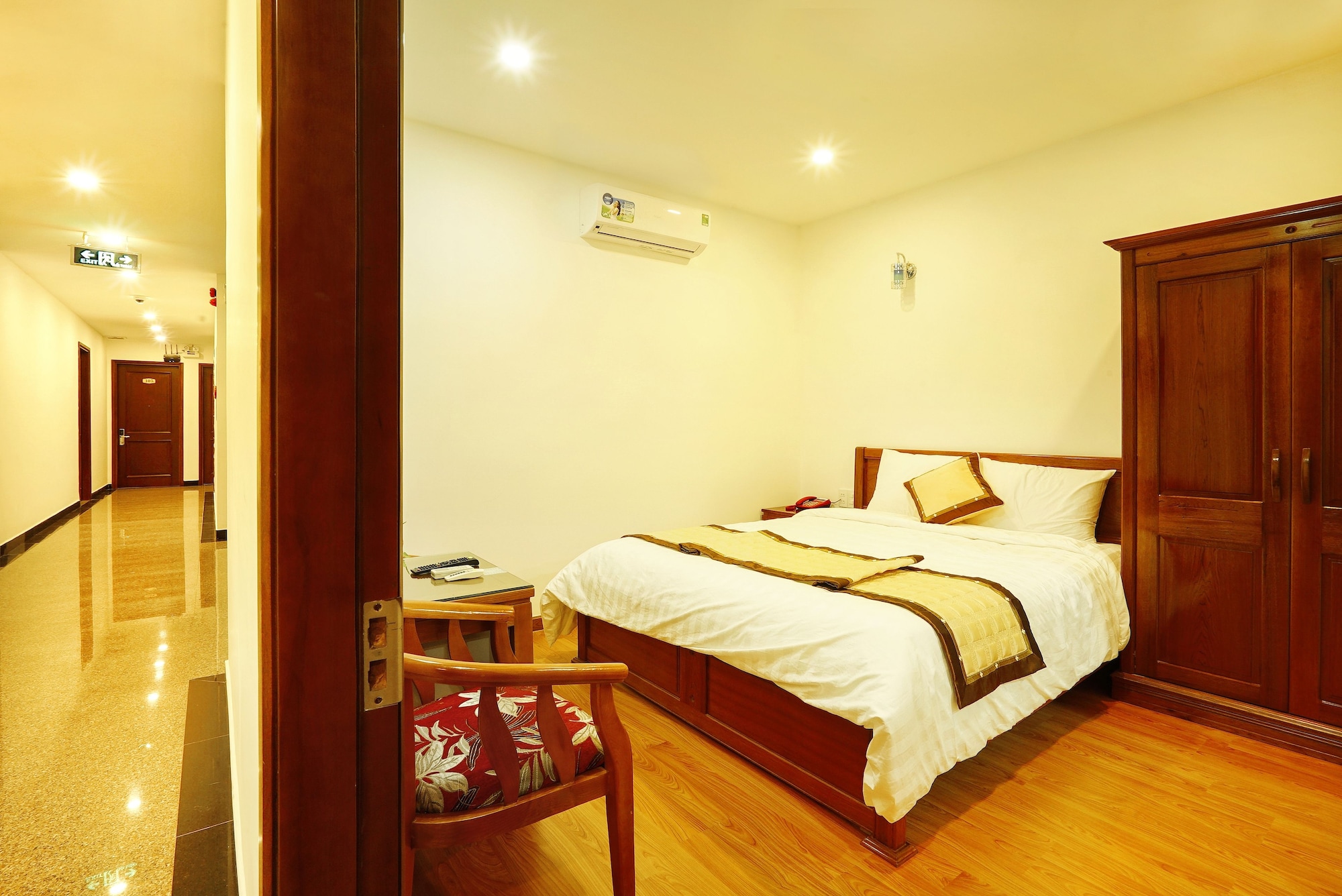 ROOM, SINGLE