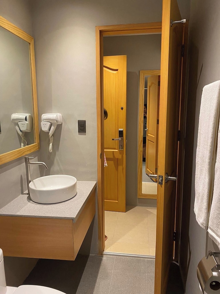 Mayfair Resort 33/35