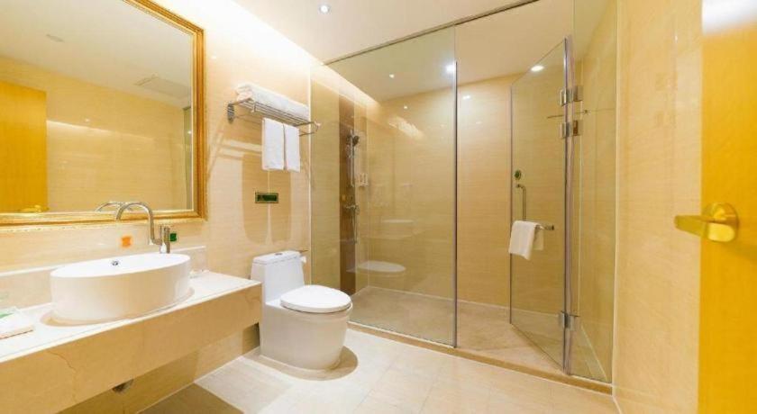 Vienna Hotel (Shenzhen Pingdi Huancheng South Road) 47/49