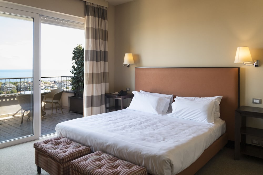 Deluxe, Triple, Queen Bed, Sofa